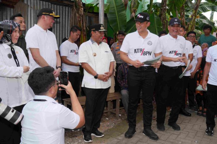 Pj Gubernur Dampingi Menteri AHY Serahkan 50 Sertipikat Hasil PTSL di Gowa