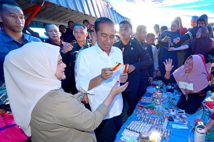 Jokowi Kunjungi Pasar Cekkeng Bulukumba : Beli Jeruk – Bawang Merah