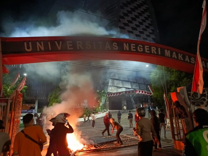 Dua Kelompok Massa Saling Lempar Batu, Pagar Kampus UNM Jebol, Pos Satpam Rusak