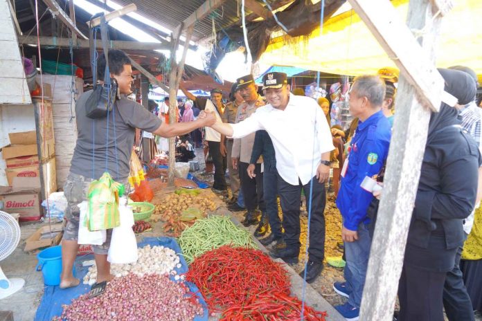 Sidak Pasar, Bupati Luwu Pastikan Stok – Harga Bapok Terjaga Sampai Idul Fitri