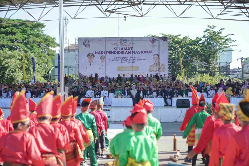 Peringatan Hardiknas 2025 : Wali Kota Makassar Pakai Jas, Anak Sekolah Pakaian Adat, Sewa Lagi 1 1001592261 11zon