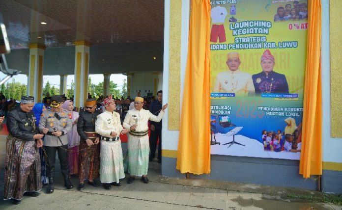 Wujudkan Janji Politik, Bupati-Wabup Luwu Launching Seragam Gratis Pelajar SD dan SMP Plus Sepatu – Tas