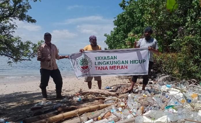 YLH Tana Merah Gelar Aksi Bersih Pantai dari Sampah Plastik di Pulau Buaya