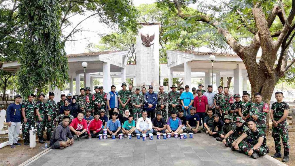 Semangat NKRI : Karang Taruna Makassar dan Kodam XIV/Hasanuddin Bersih-bersih TMP Panaikang 1 1002485494 11zon