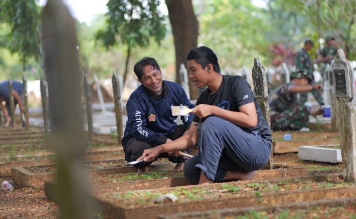 Semangat NKRI : Karang Taruna Makassar dan Kodam XIV/Hasanuddin Bersih-bersih TMP Panaikang