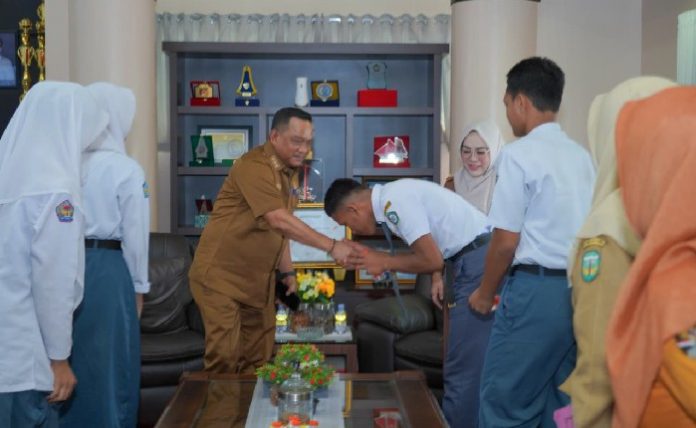 Support Empat Siswa Ikut Seleksi Paskibraka Tingkat Provinsi, Bupati Luwu : Doa Orang Tua Paling Mustajab